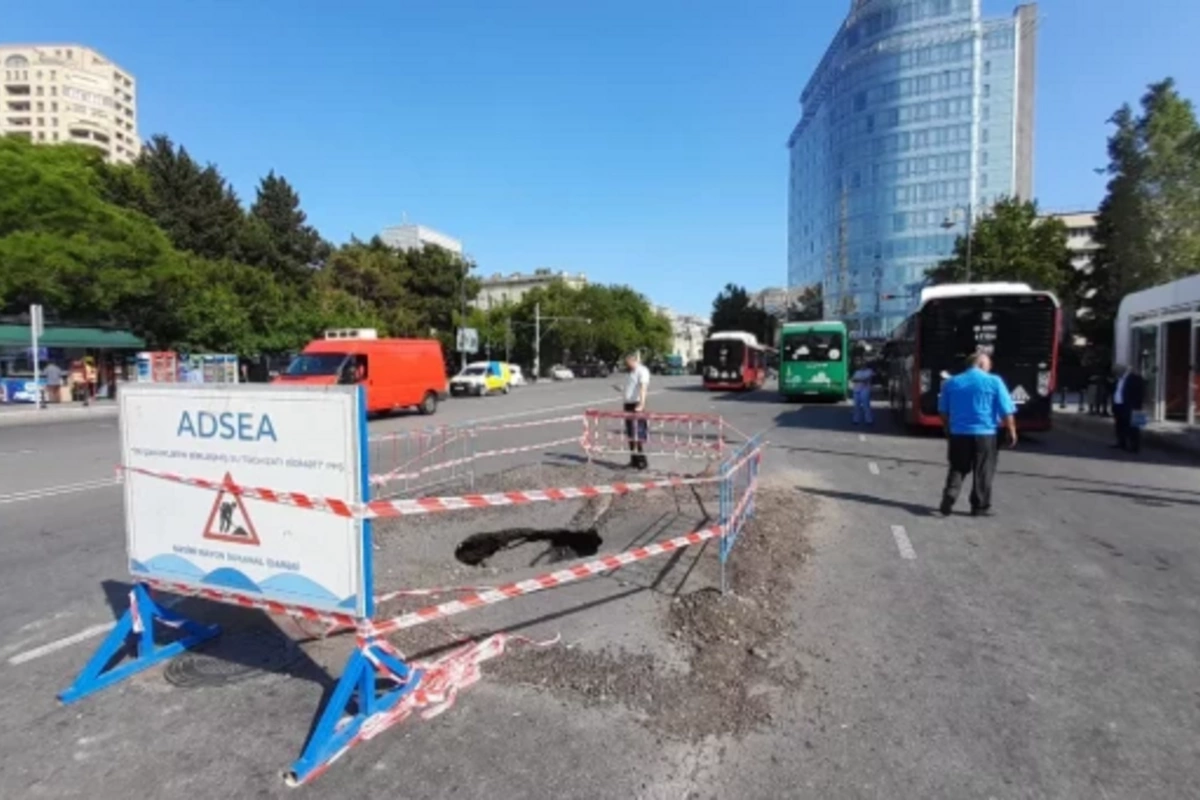 В центре Баку провалился участок дороги