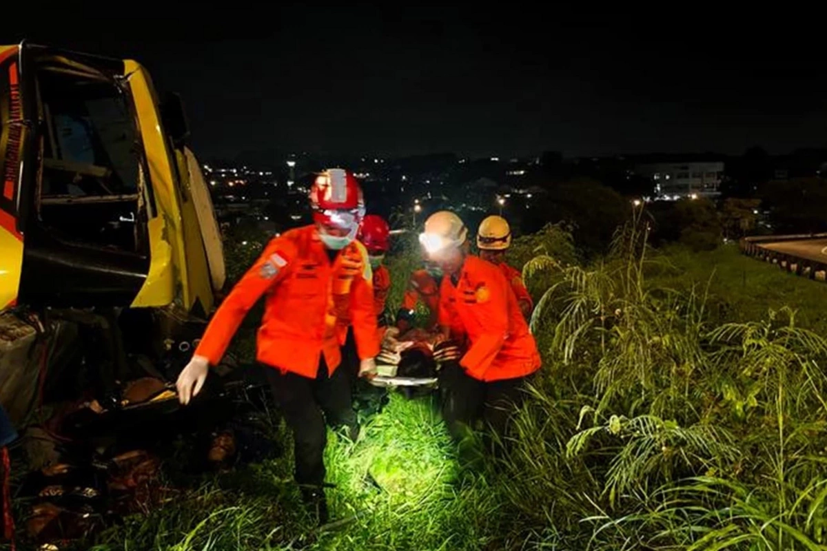 İndoneziyada sərnişin avtobusu aşıb: ən azı 16 nəfər ölüb