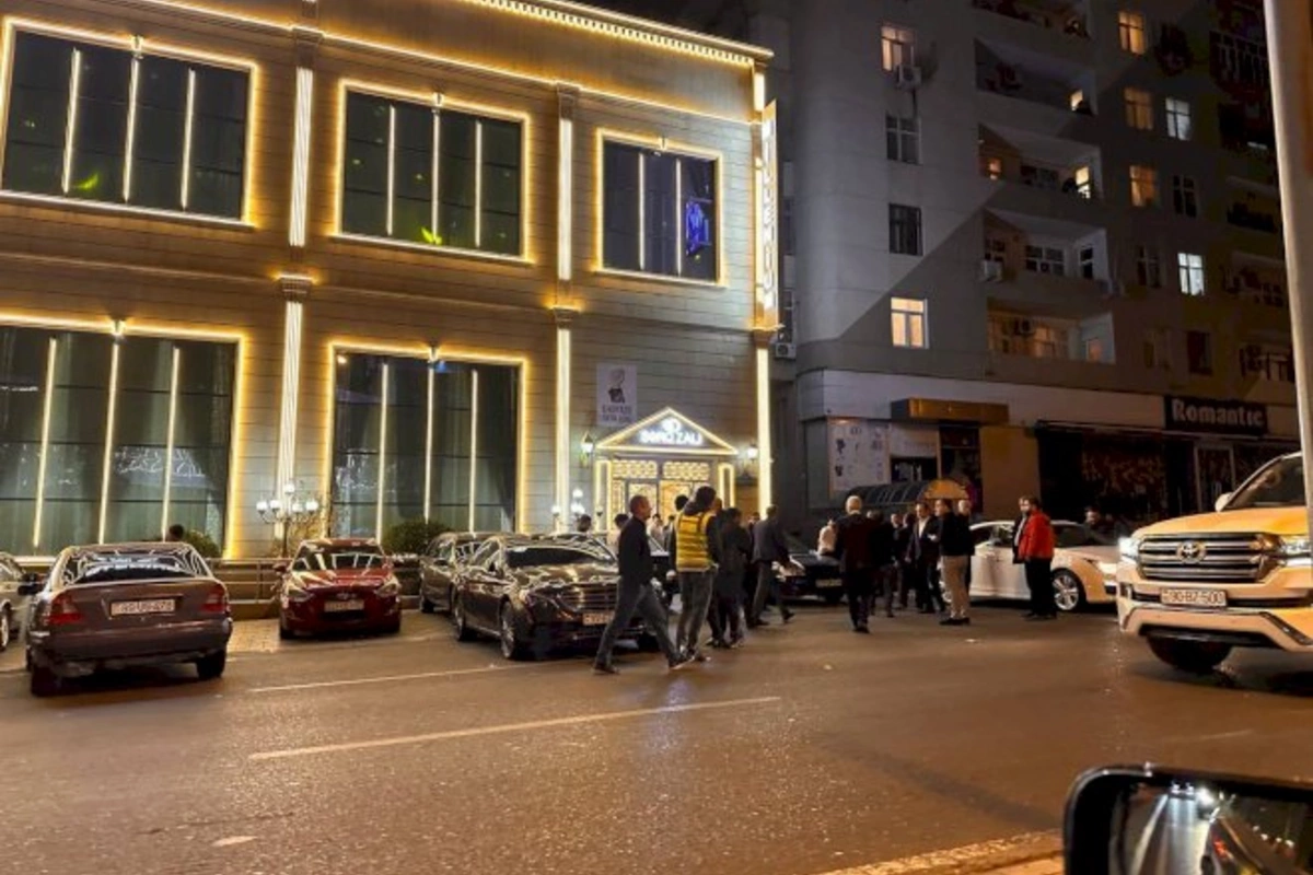 Bakıda restoranda KÜTLƏVİ DAVA: Polis əməkdaşları cəlb olundular Bakıda restoranda KÜTLƏVİ DAVA: Polis əməkdaşları cəlb olundular