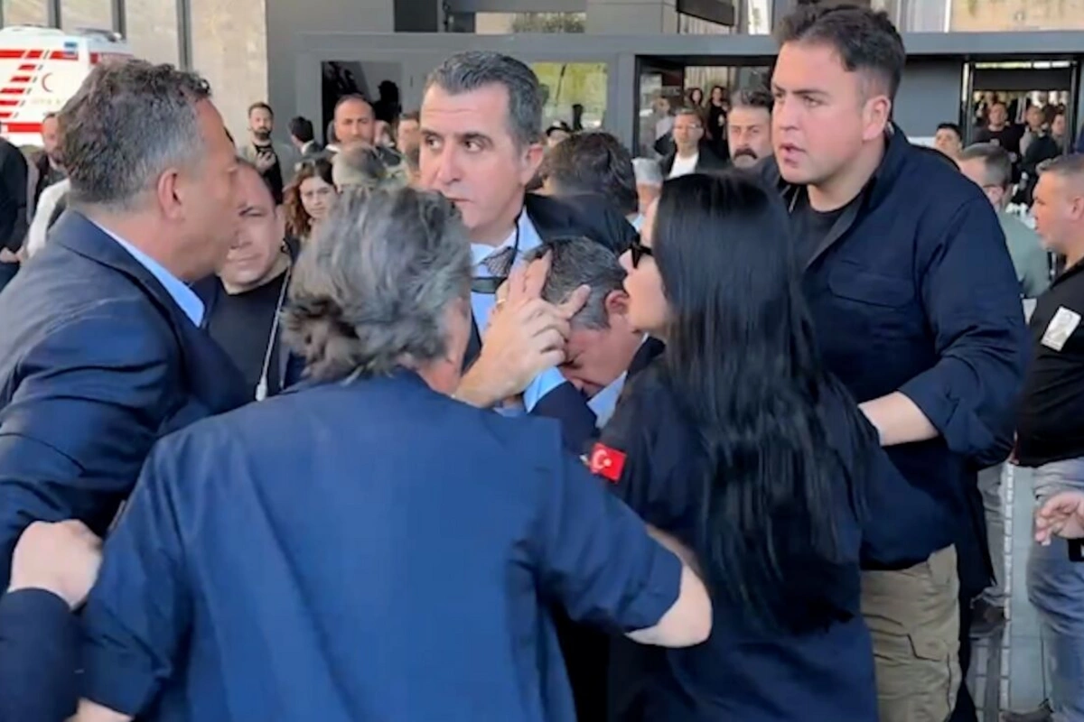 CHP sədrinə vida mərasimində yumruq atıldı