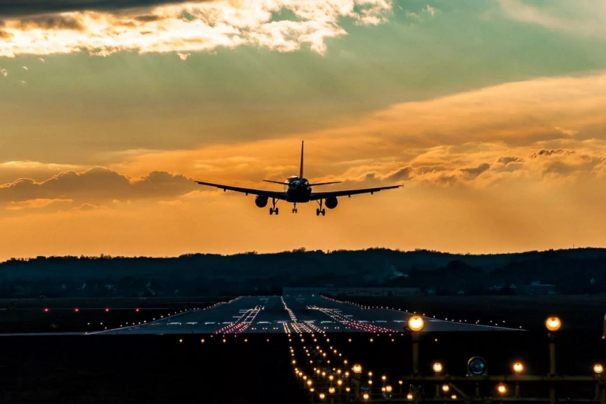 Летевший в Бангкок самолет совершил вынужденную посадку в Баку