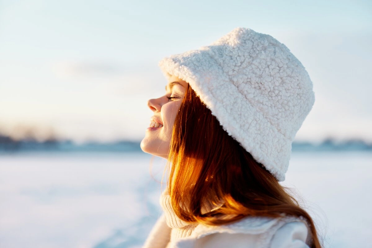 Трихолог предупредила о последствиях отказа от ношения шапки