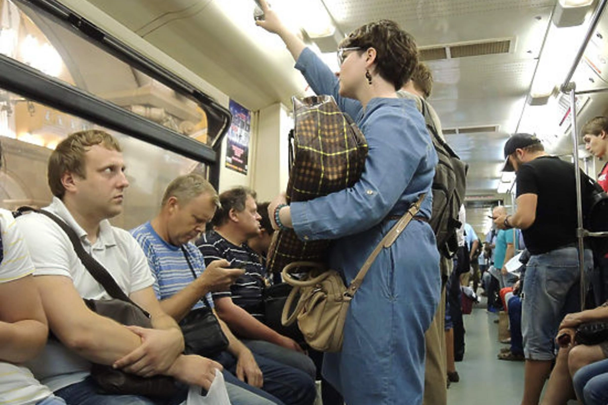 Moskva metrosunda qadına yer verməyən sərnişin bıçaqlandı Moskva metrosunda qadına yer verməyən sərnişin bıçaqlandı
