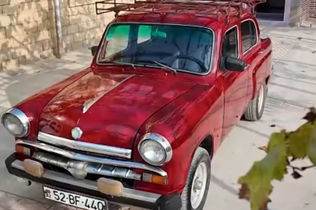 Salyanda 67 yaşlı Moskviç insanların marağına səbəb oldu: İndiki məzənnə ilə təxminən 100 min dollar qiyməti var
