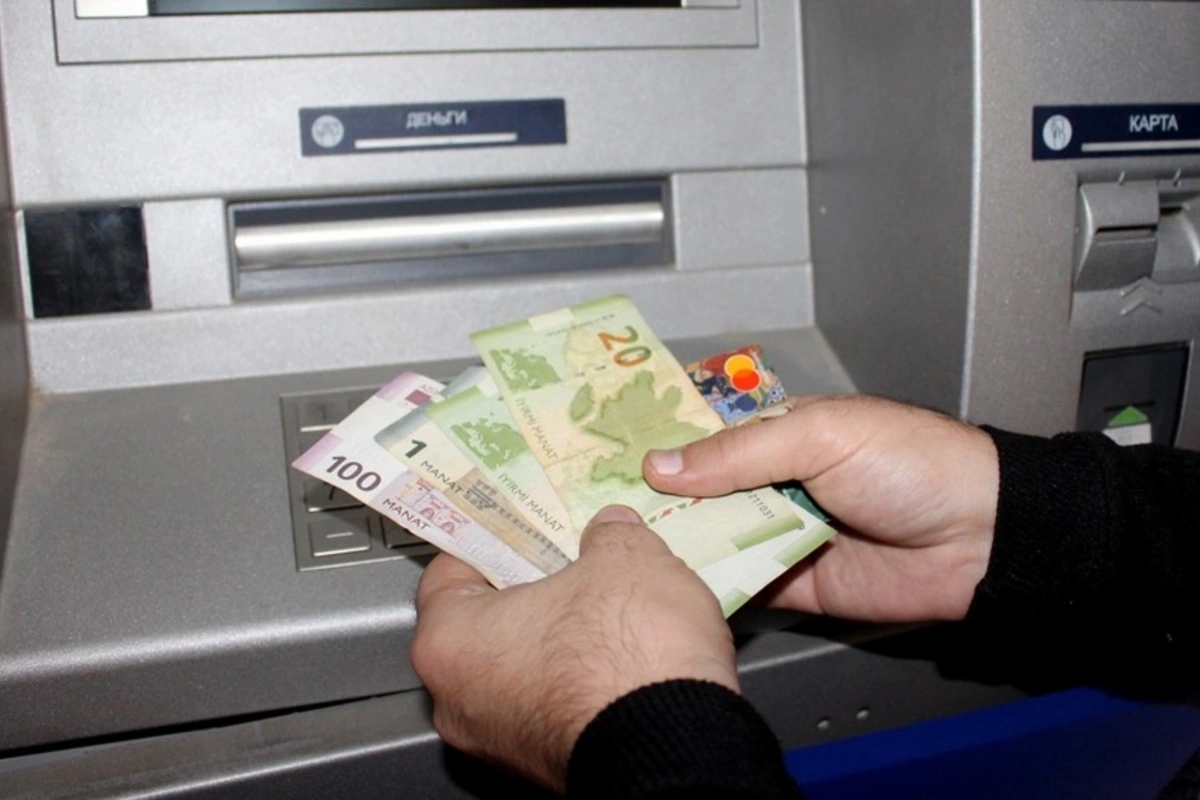 How many citizens of Azerbaijan were assigned labor pensions based on age during the first 4 months of the year?
