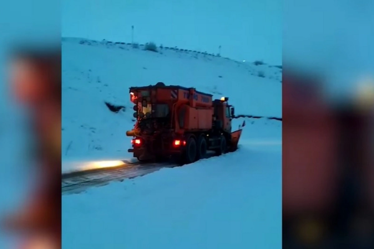 AAYDA: Gecə boyu və səhər yollar qar və buzdan təmizlənib