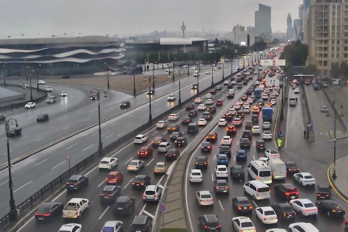 Bakının bir çox yollarında nəqliyyatın sıxlığı yaranıb