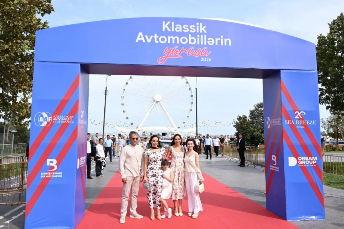 Leyla Əliyeva və Arzu Əliyeva klassik avtomobillərin yürüş və sərgisini izləyiblər