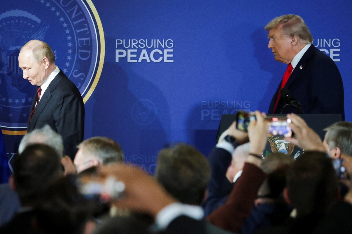 Путин и Трамп завершили переговоры общением на ногах Путин и Трамп завершили переговоры общением на ногах