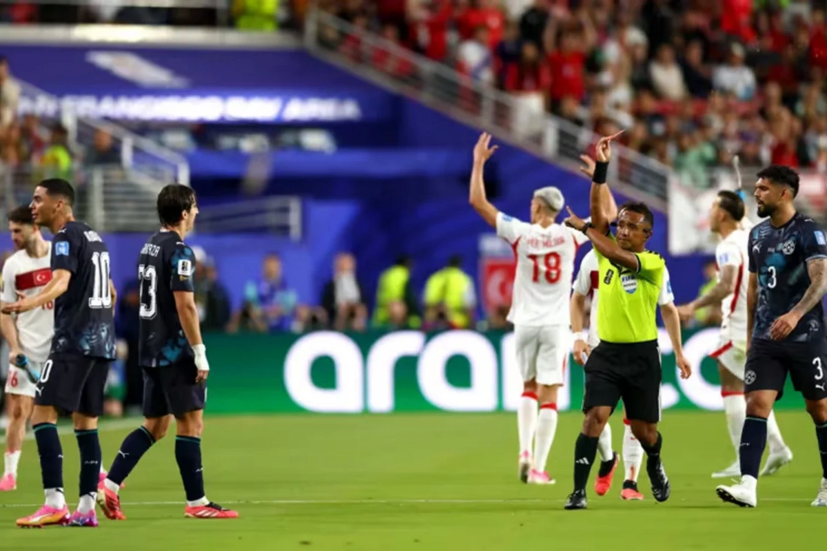 Futbolda ilk dəfə oyunçu mübahisə zamanı ağzını qapadığı üçün meydandan qovulub