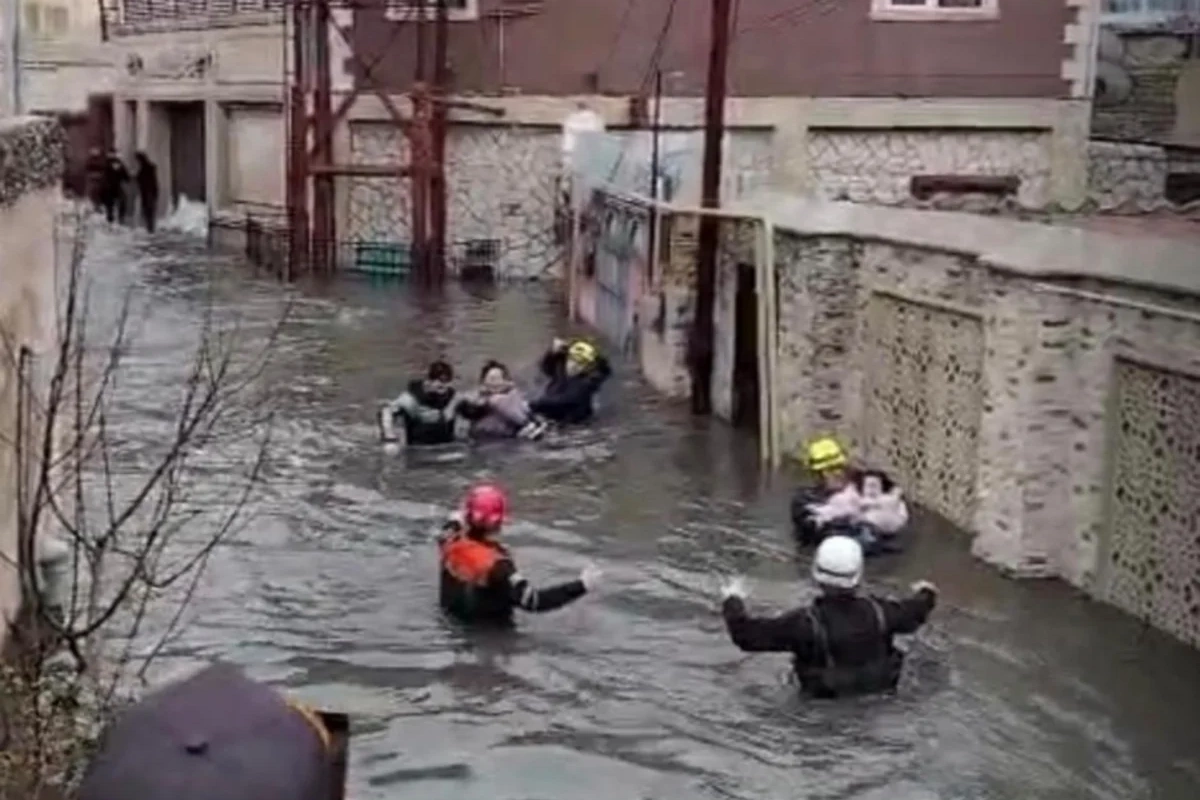 В поселке Кешля сотрудники МЧС эвакуировали жителей подтопленных территорий
