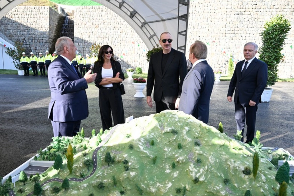 İlham Əliyev və Mehriban Əliyeva Toğanalı-Kəlbəcər-İstisu avtomobil yolunda görülən işlərlə tanış olublar