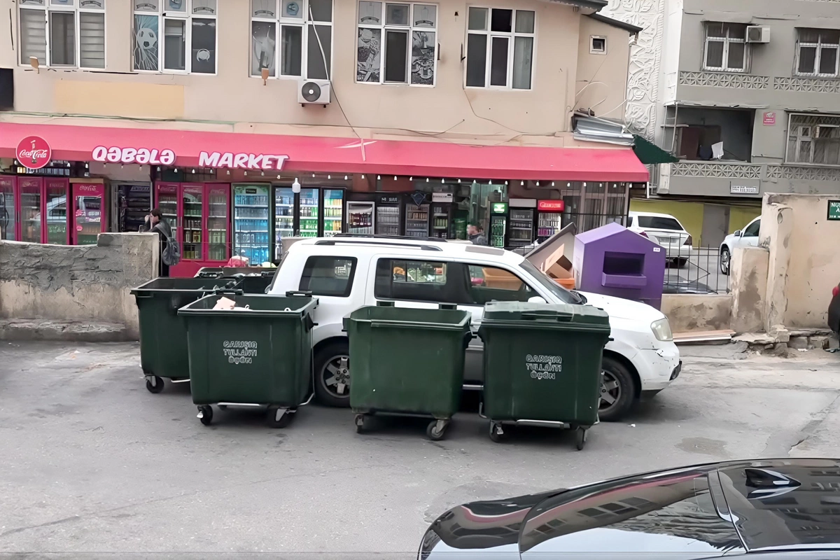 Maşını zibil yeşiklərinin yerində saxlayan sürücünü belə cəzalandırdılar