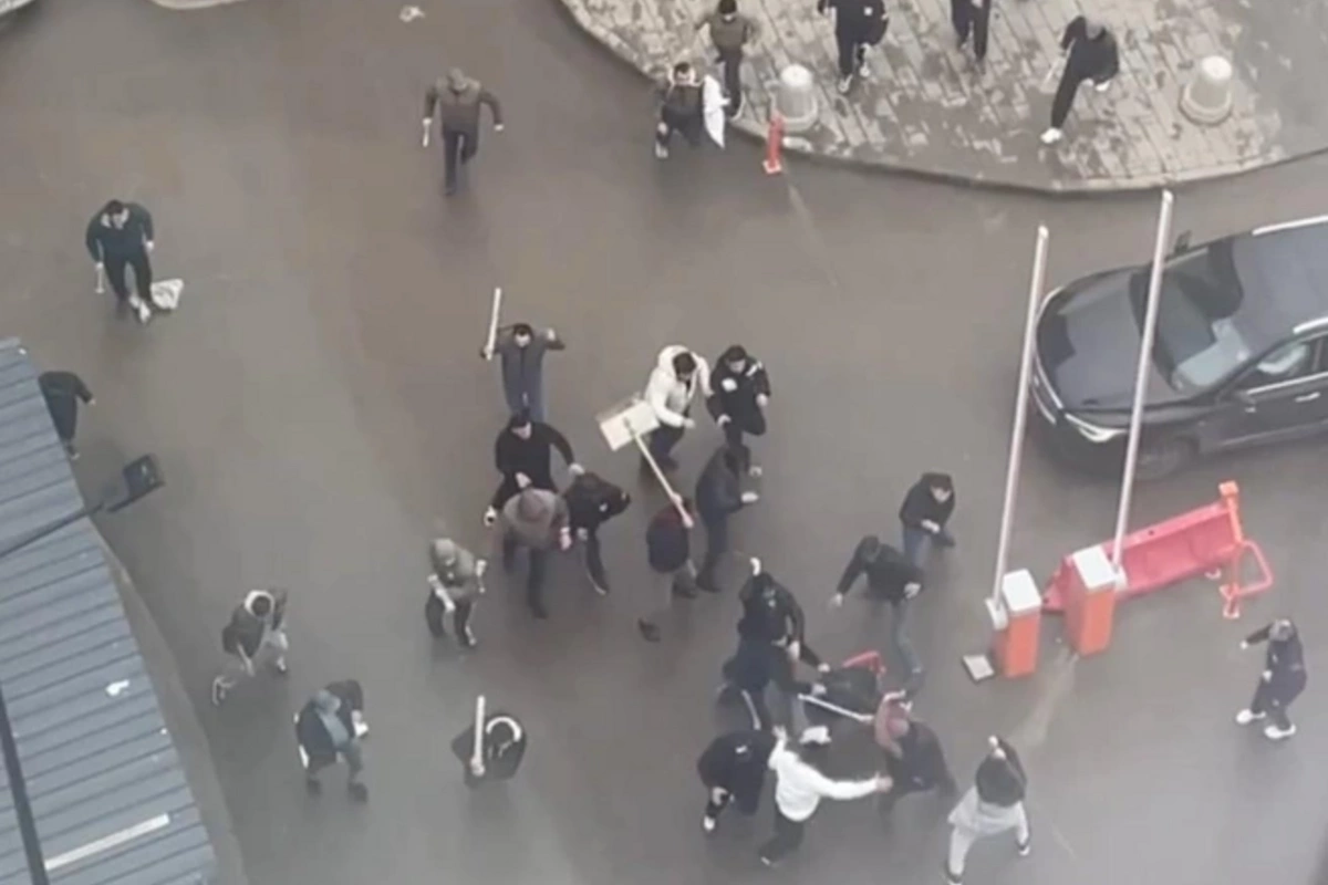 Rusiyada maaş üstündə miqrantlar arasında dava: Briqadirin üzünə bıçaqla vurdu