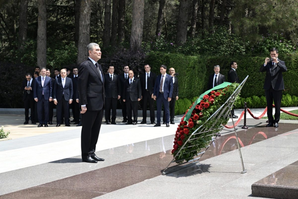 Gurbanguly Berdimuhamedov visited the grave of the great leader Heydar Aliyev Gurbanguly Berdimuhamedov visited the grave of the great leader Heydar Aliyev