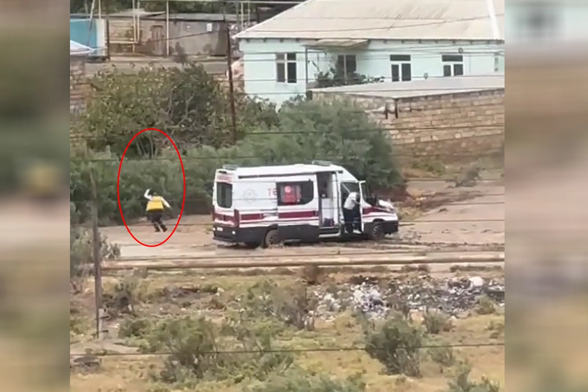 Скорая помощь застряла в грязи на дороге в Баку
