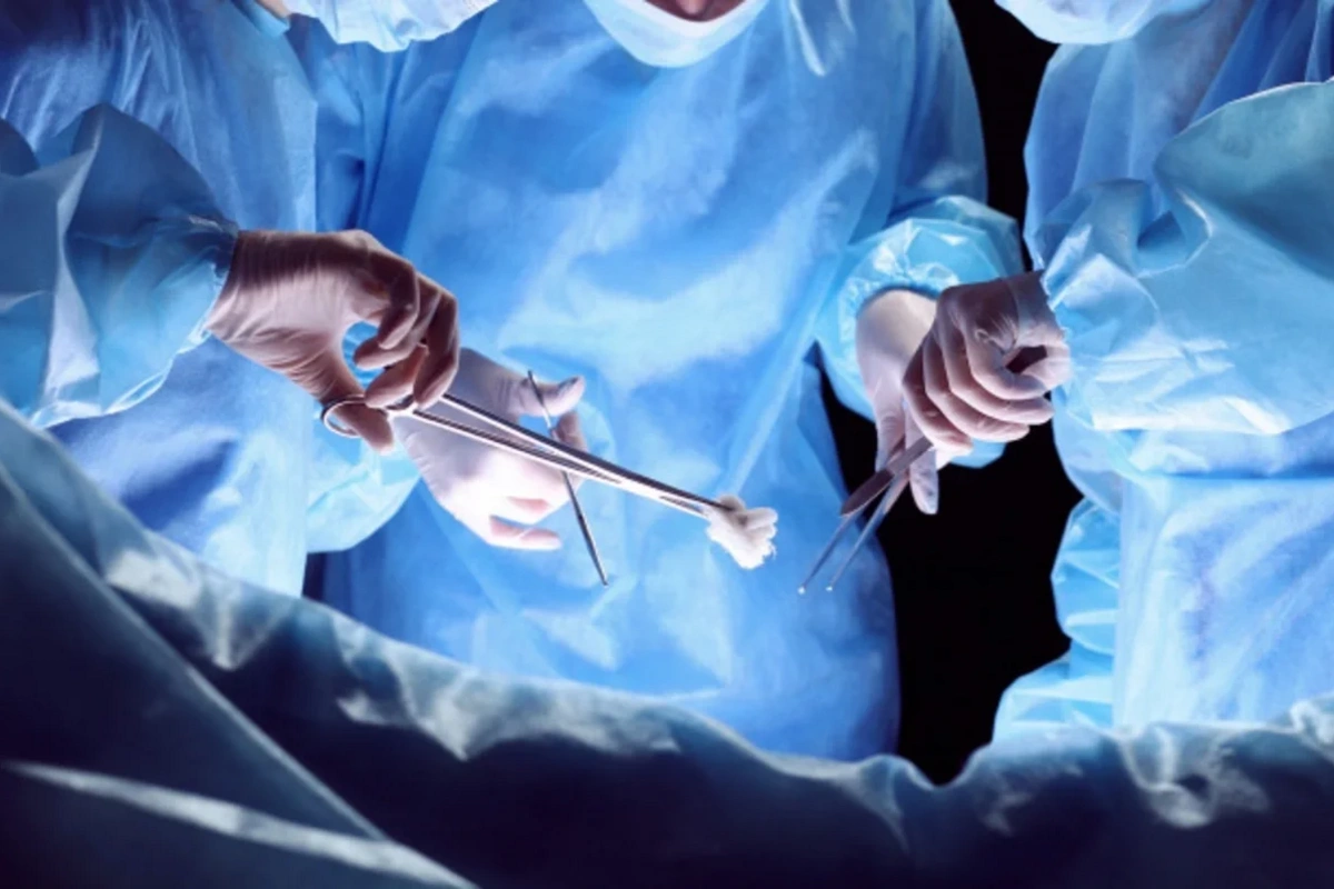 Qulağının yarısı kəsilib, üzü iflic olub: Eyni həkimdən 3 pasiyent şikayət etdi