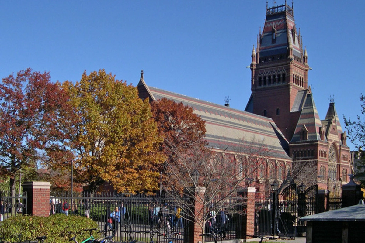 Harvard Universiteti ABŞ hökumətini məhkəməyə verdi Harvard Universiteti ABŞ hökumətini məhkəməyə verdi