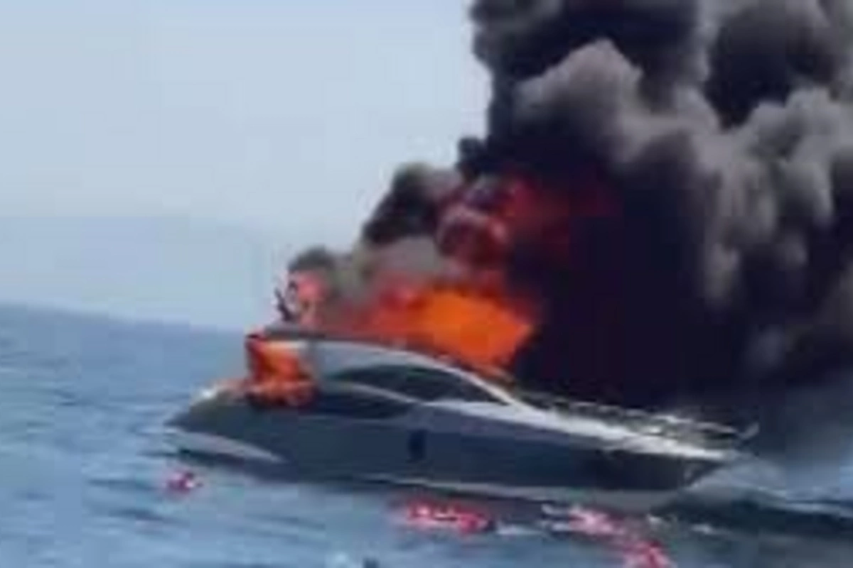 В Стамбуле загорелась яхта с 12 людьми на борту В Стамбуле загорелась яхта с 12 людьми на борту