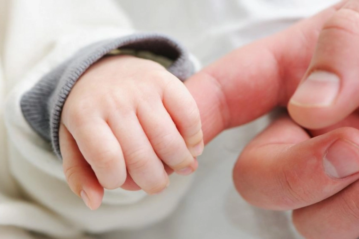 Женщина бросила малыша в доме пожилой незнакомки в Товузе и исчезла