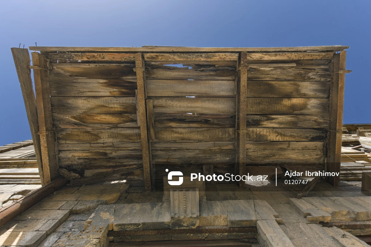 Bakının mərkəzində eyvan uçub - Xəsarət alan var