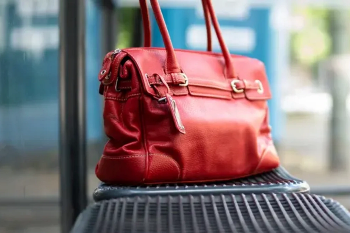 Dayanacaqda çantasını unudan şəxsin 1200 manatlıq qızılları oğurlandı