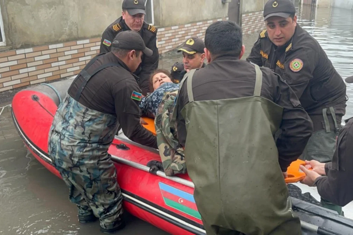 Keşlədə 58 nəfər təxliyə edilib, Bakıda su basmış yerlər təmizlənir