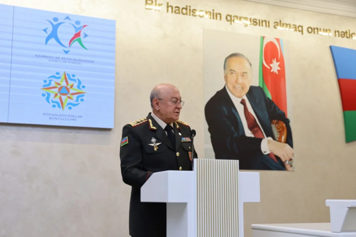 Kəmaləddin Heydərov könüllülərin sertifikatlarla təltifetmə mərasimində iştirak edib