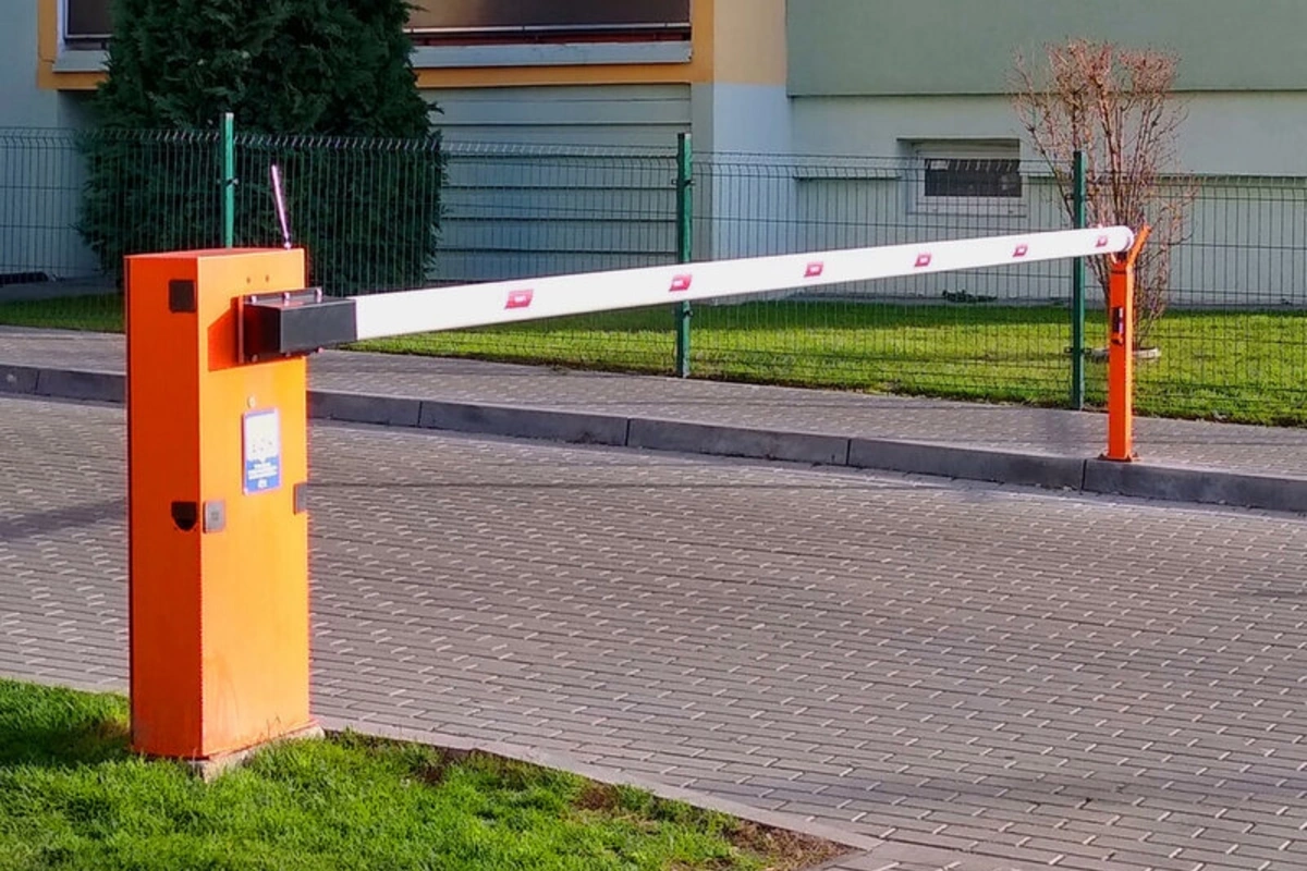Installation of barriers in residential courtyards: is it legal?