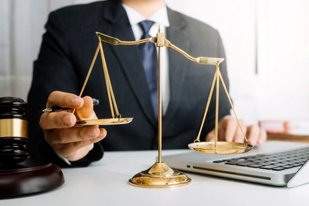 Hüquqşünaslarla bağlı HAÇALANAN MÖVQELƏR - Formal bolluq, real çatışmazlıq