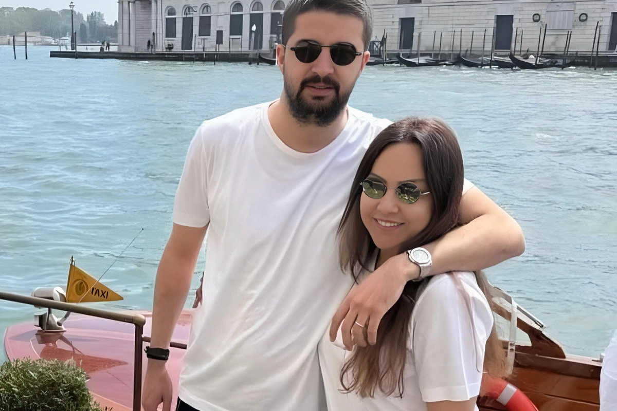 Ebru Gündeş özündən 12 yaş kiçik həyat yoldaşı ilə barışdı Ebru Gündeş özündən 12 yaş kiçik həyat yoldaşı ilə barışdı