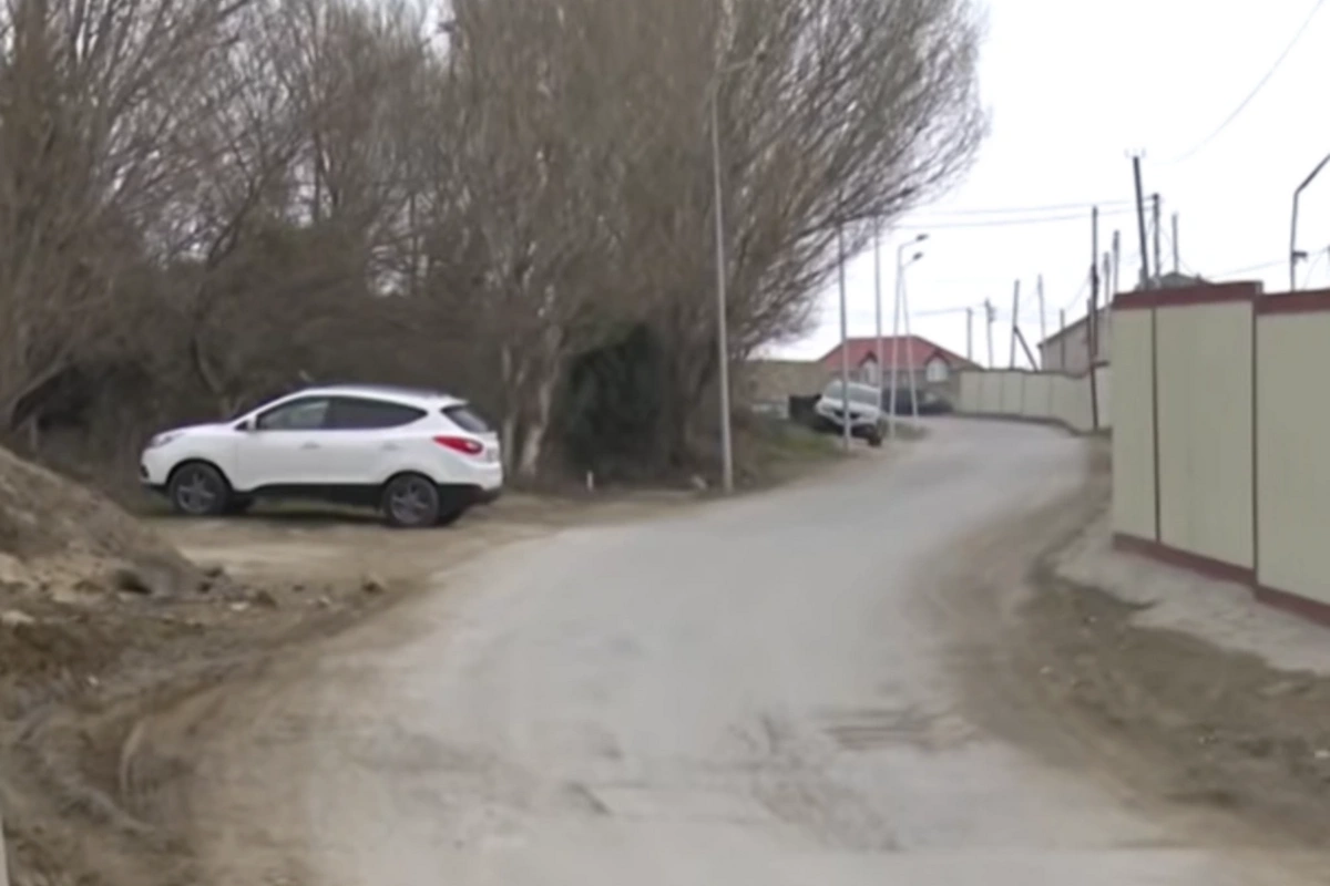 На дороге в бакинском поселке часто происходят аварии: в чем причина?