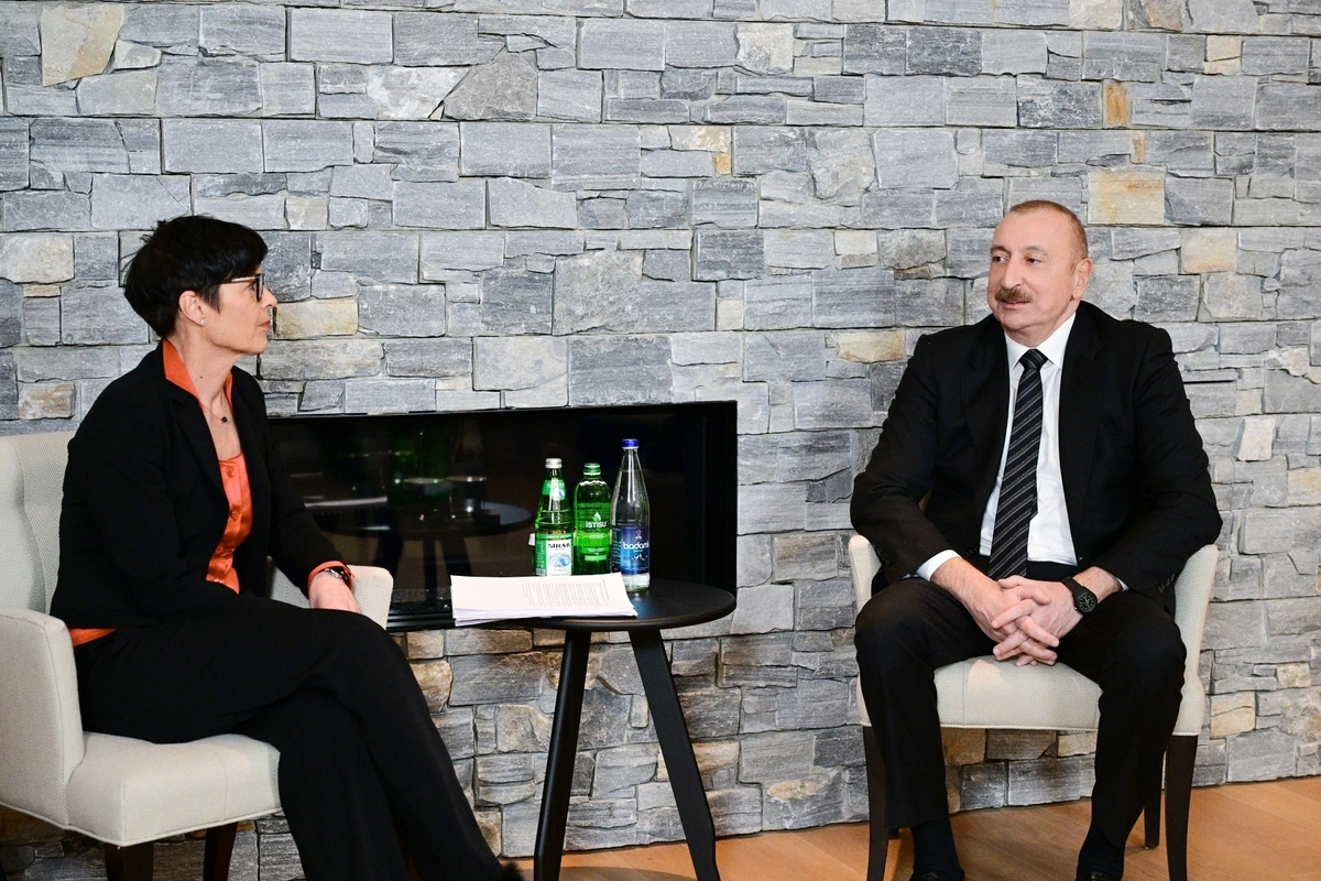 Prezident Davosda Avropa İttifaqının Genişlənmə üzrə komissarı ilə görüşüb