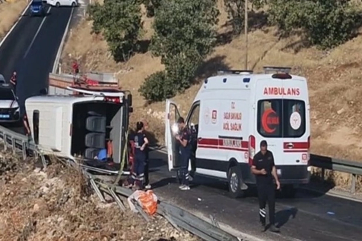 Türkiyədə ağır yol qəzası olub, bir nəfər ölüb, 16 nəfər yaralanıb Türkiyədə ağır yol qəzası olub, bir nəfər ölüb, 16 nəfər yaralanıb