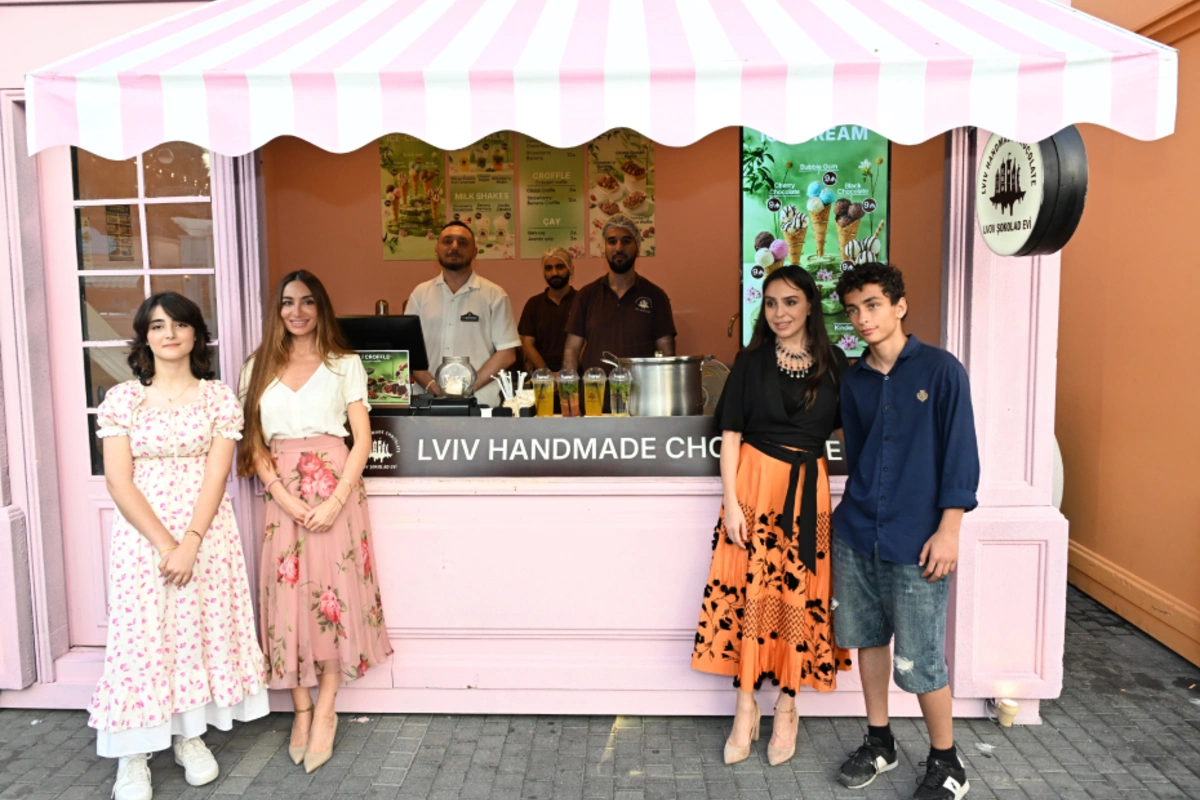 Leyla Əliyeva və Arzu Əliyeva CandyFest yay festivalını ziyarət edib və Sehrli mirvari su sirki şousunu izləyiblər