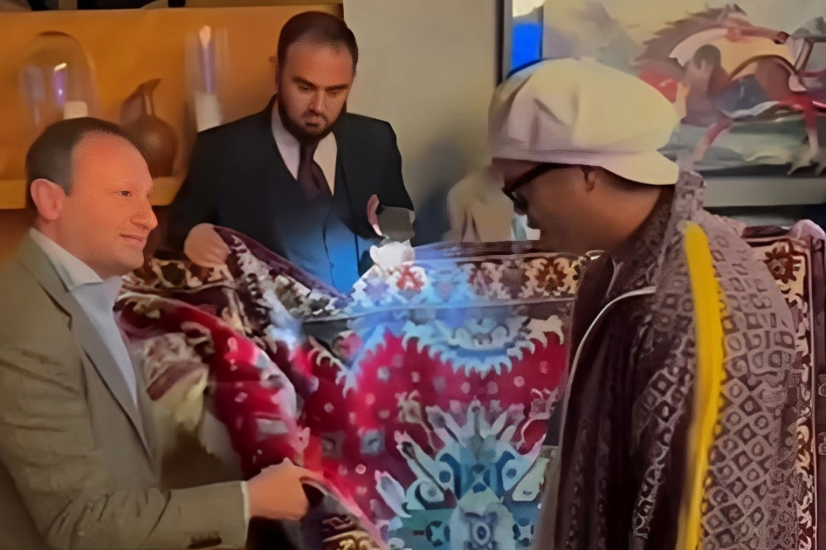 Ronaldinyoya Qarabağ xalçası hədiyyə OLUNDU Ronaldinyoya Qarabağ xalçası hədiyyə OLUNDU
