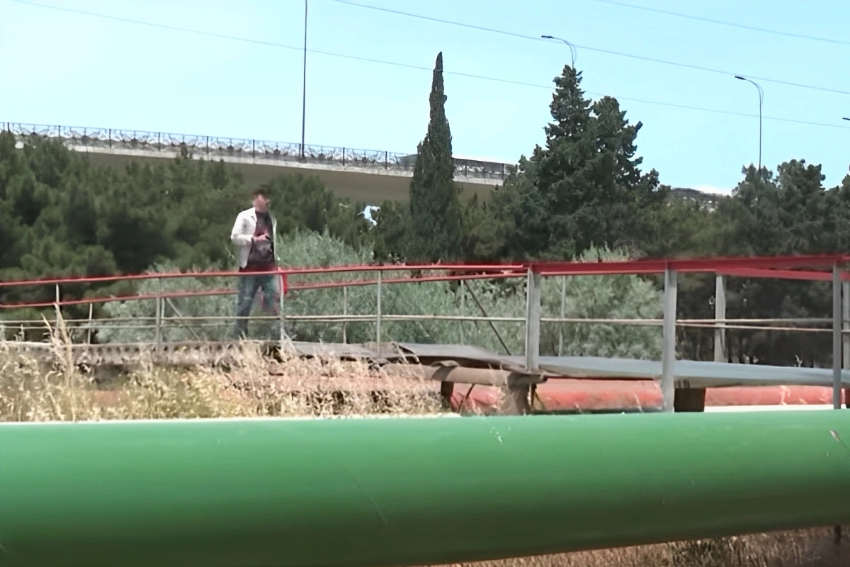 Bakıda neft kəmərinin üzərində təhlükəli piyada keçidi Bakıda neft kəmərinin üzərində təhlükəli piyada keçidi