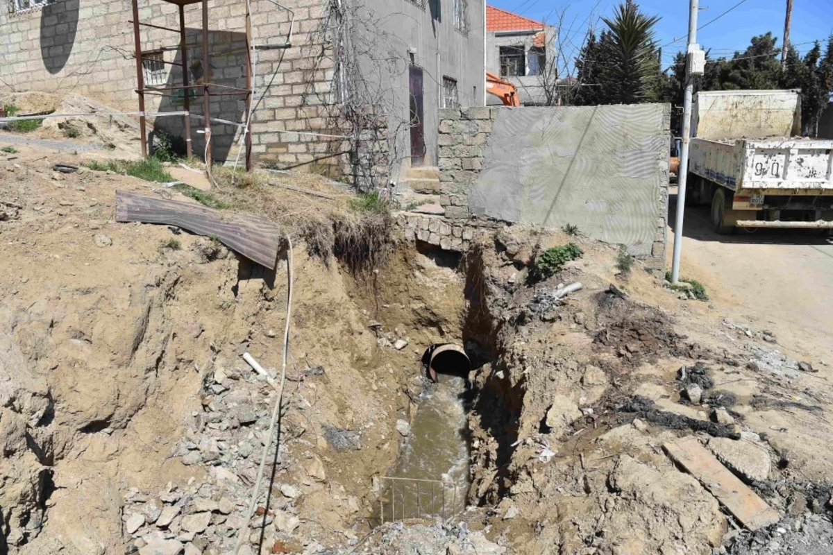 Xətaidə kanalizasiya kollektoru çökdü, evləri çirkab su basdı