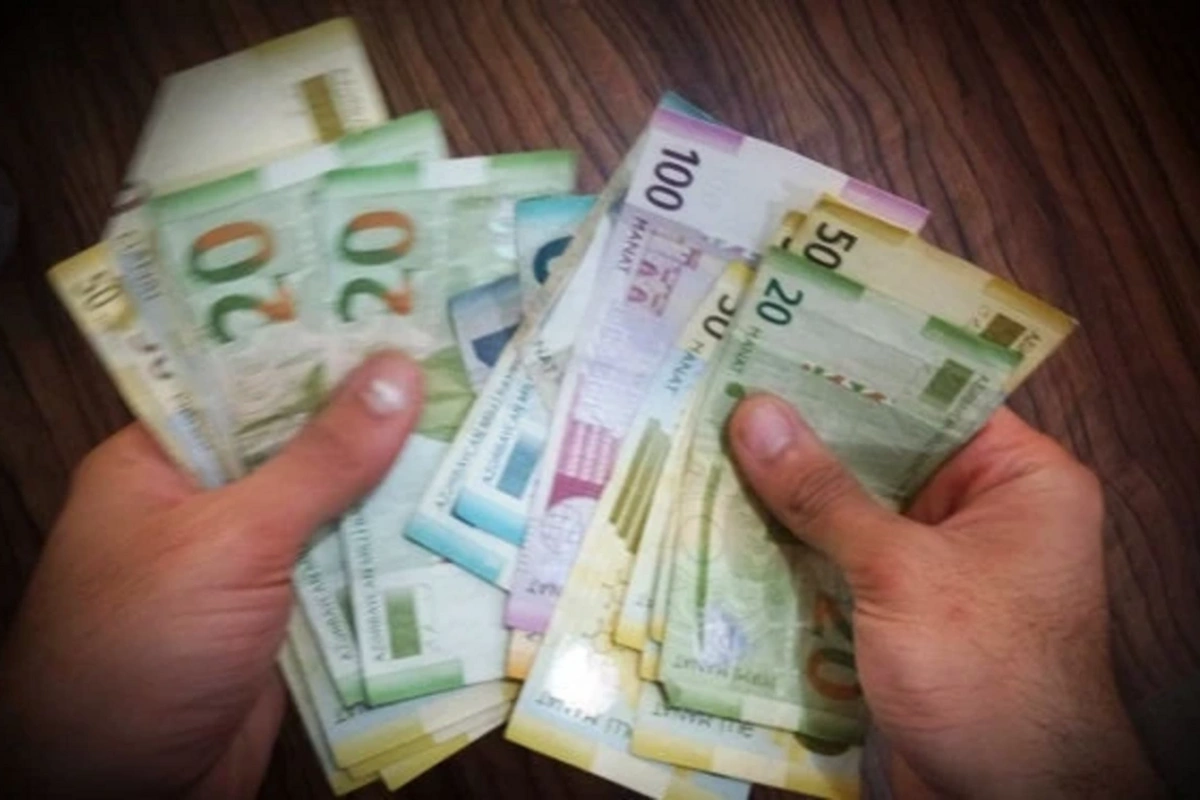 Житель Абшерона украл деньги из банкомата и потратил их на соседей