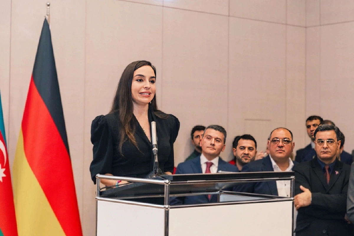 Лейла Алиева и Арзу Алиева приняли участие в открытии выставки МАМА Мать-природа в Берлине Лейла Алиева и Арзу Алиева приняли участие в открытии выставки МАМА Мать-природа в Берлине
