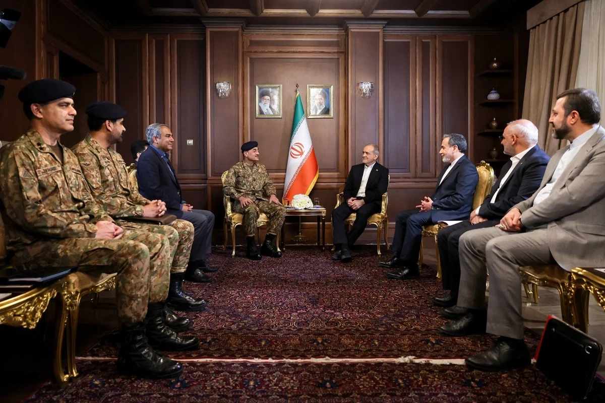 Məsud Pezeşkian Pakistan ordusunun baş komandanı ilə görüşüb