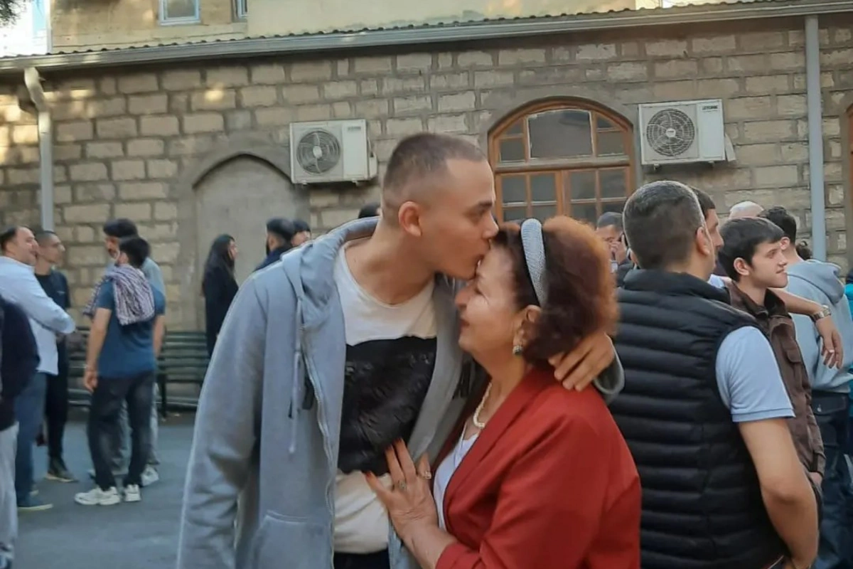 Kübra Əliyeva nəvəsini hərbi xidmətə yola saldı Kübra Əliyeva nəvəsini hərbi xidmətə yola saldı