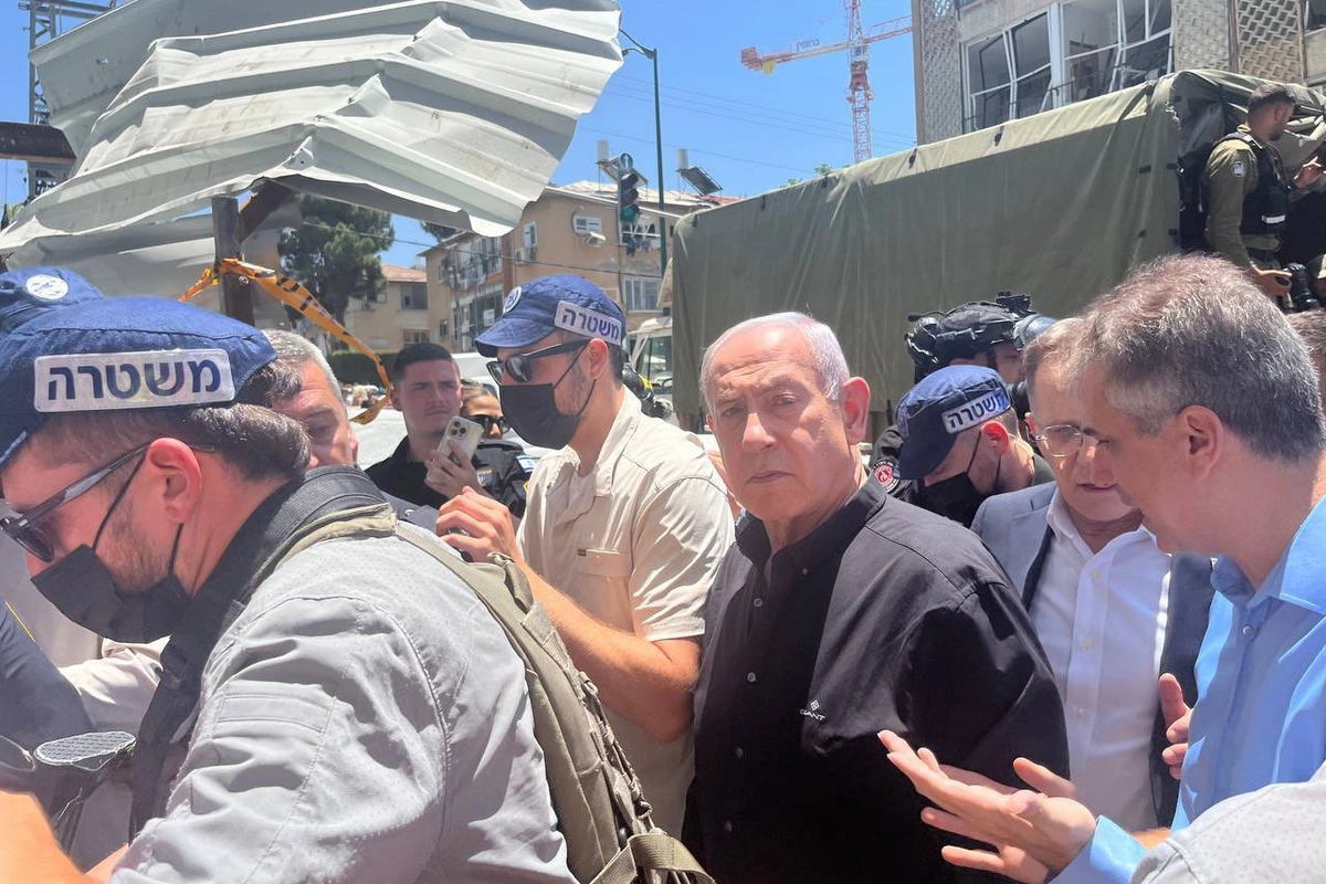 Netanyahu visited the Bat Yam area, which Iran struck with missile attacks Netanyahu visited the Bat Yam area, which Iran struck with missile attacks