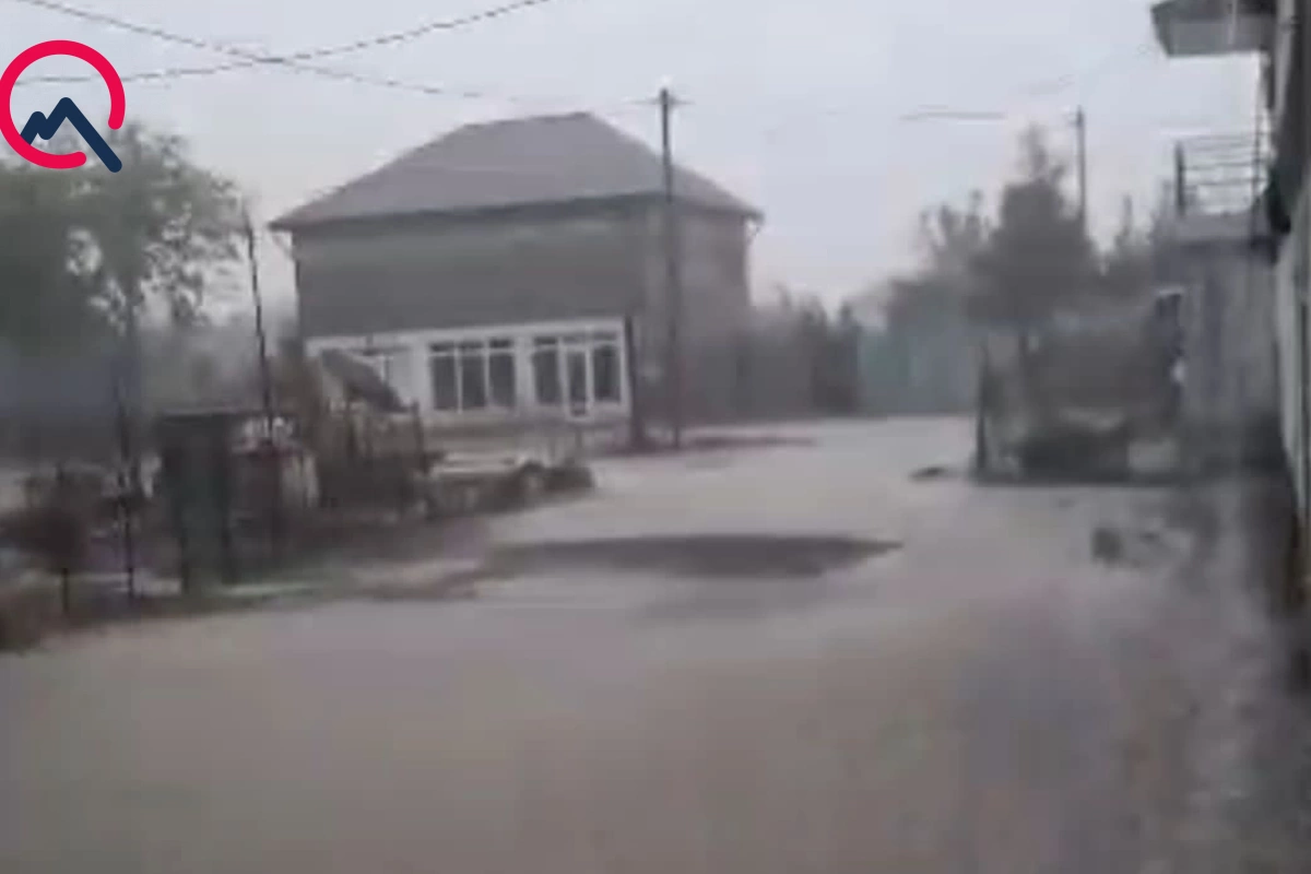 Sel suları Astarada kəndlərin yolunu yudu