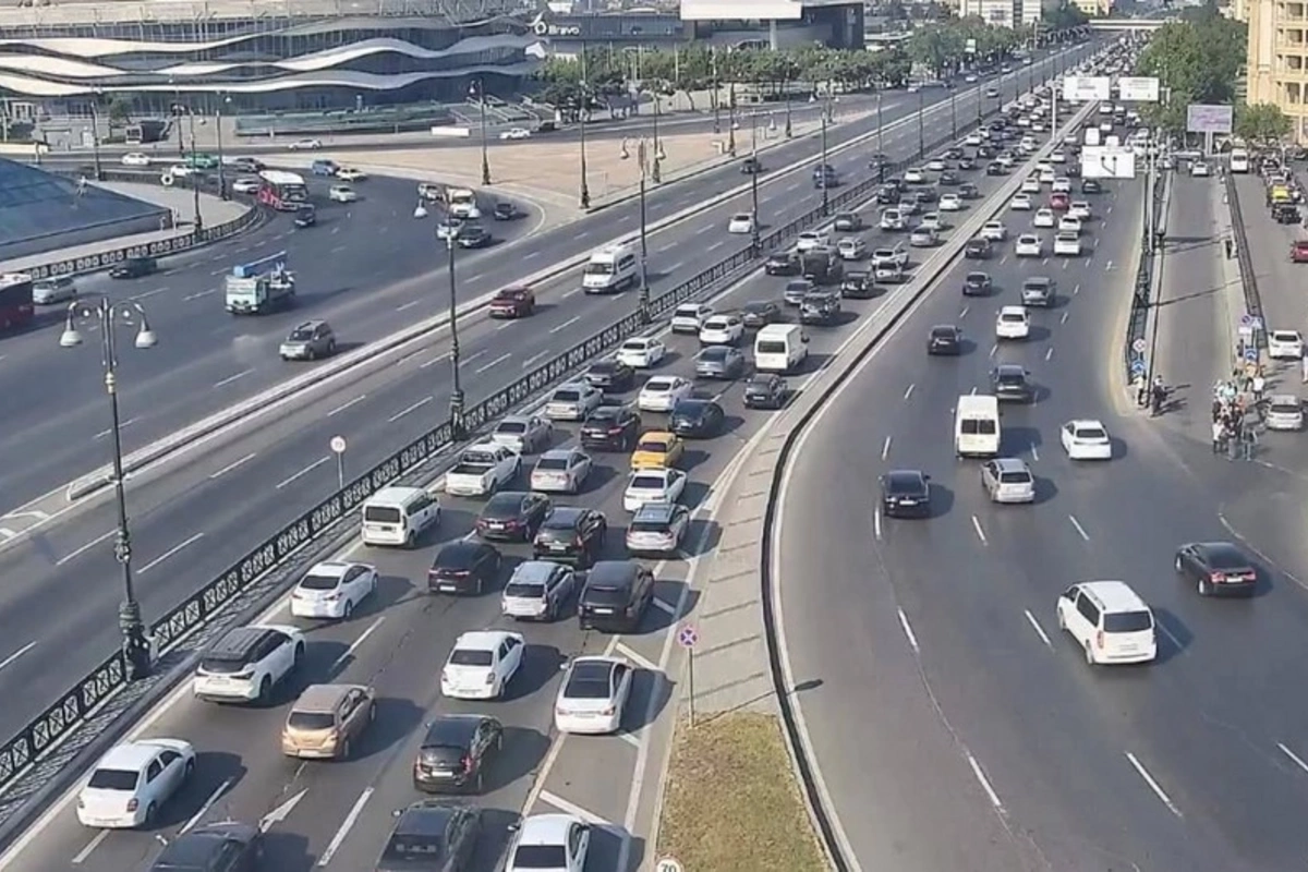 На дорогах Баку наблюдаются пробки в 17 направлениях На дорогах Баку наблюдаются пробки в 17 направлениях