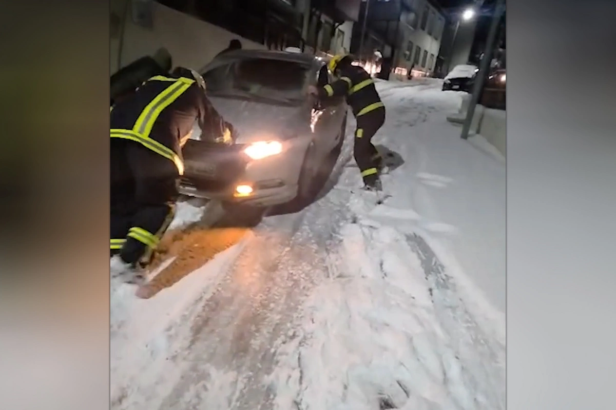 Xankəndidə yollar buz bağladı - Köməksiz qalan vətəndaşlar belə xilas edildi
