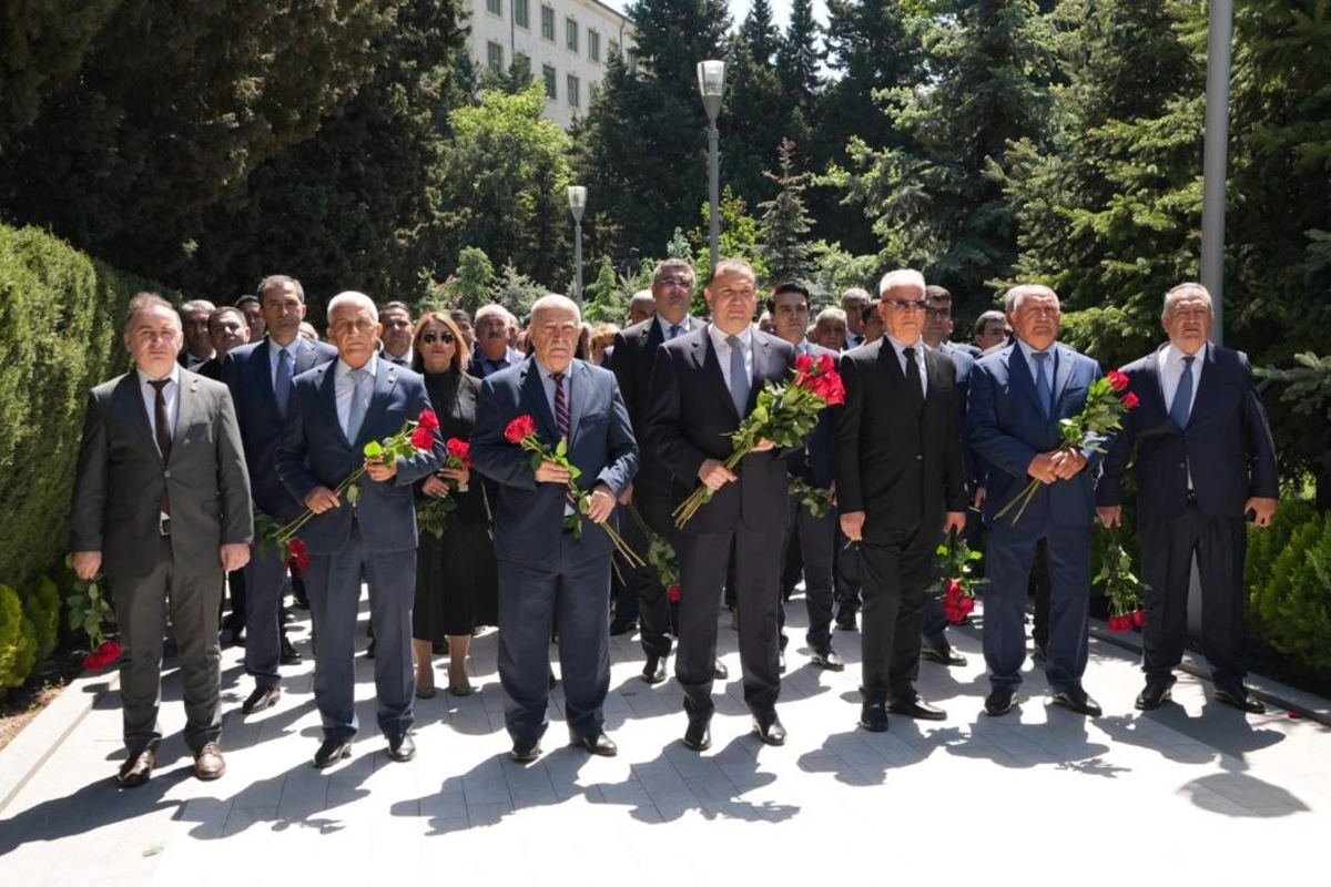 Həmkarlar İttifaqları Konfederasiyasının kollektivi Ulu Öndər Heydər Əliyevin məzarını ziyarət edib Həmkarlar İttifaqları Konfederasiyasının kollektivi Ulu Öndər Heydər Əliyevin məzarını ziyarət edib