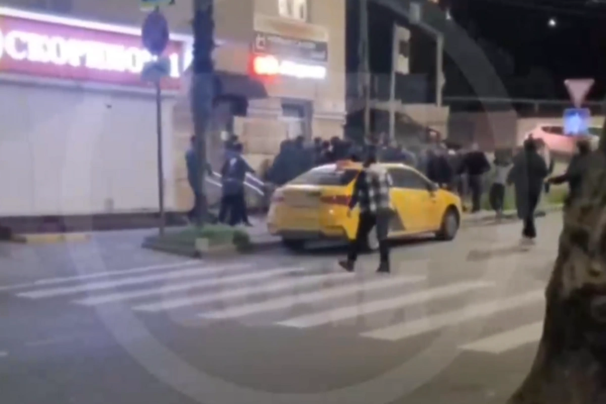 Rusiyada qız üstündə dava: 23 nəfər həbs edildi - ANBAAN GÖRÜNTÜ Rusiyada qız üstündə dava: 23 nəfər həbs edildi - ANBAAN GÖRÜNTÜ