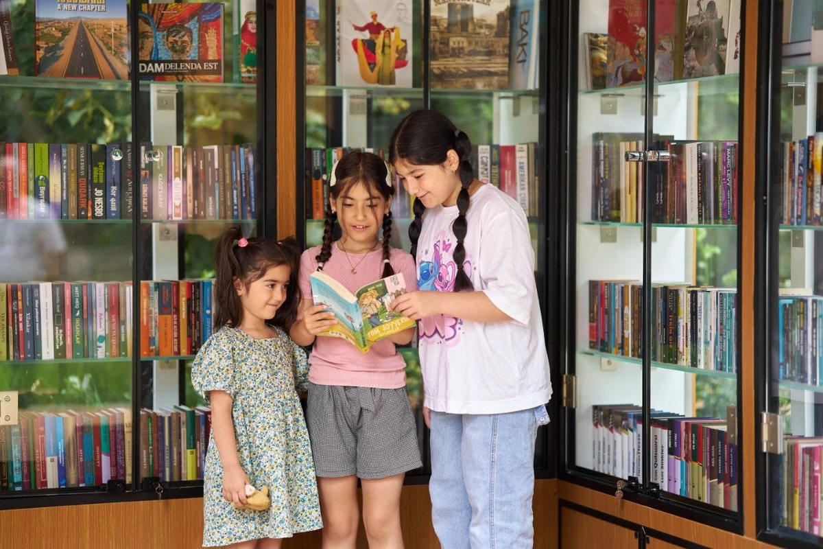 Şuşanın mərkəzində günəş enerjisi ilə işləyən Kitab dayanacağı istifadəyə verildi