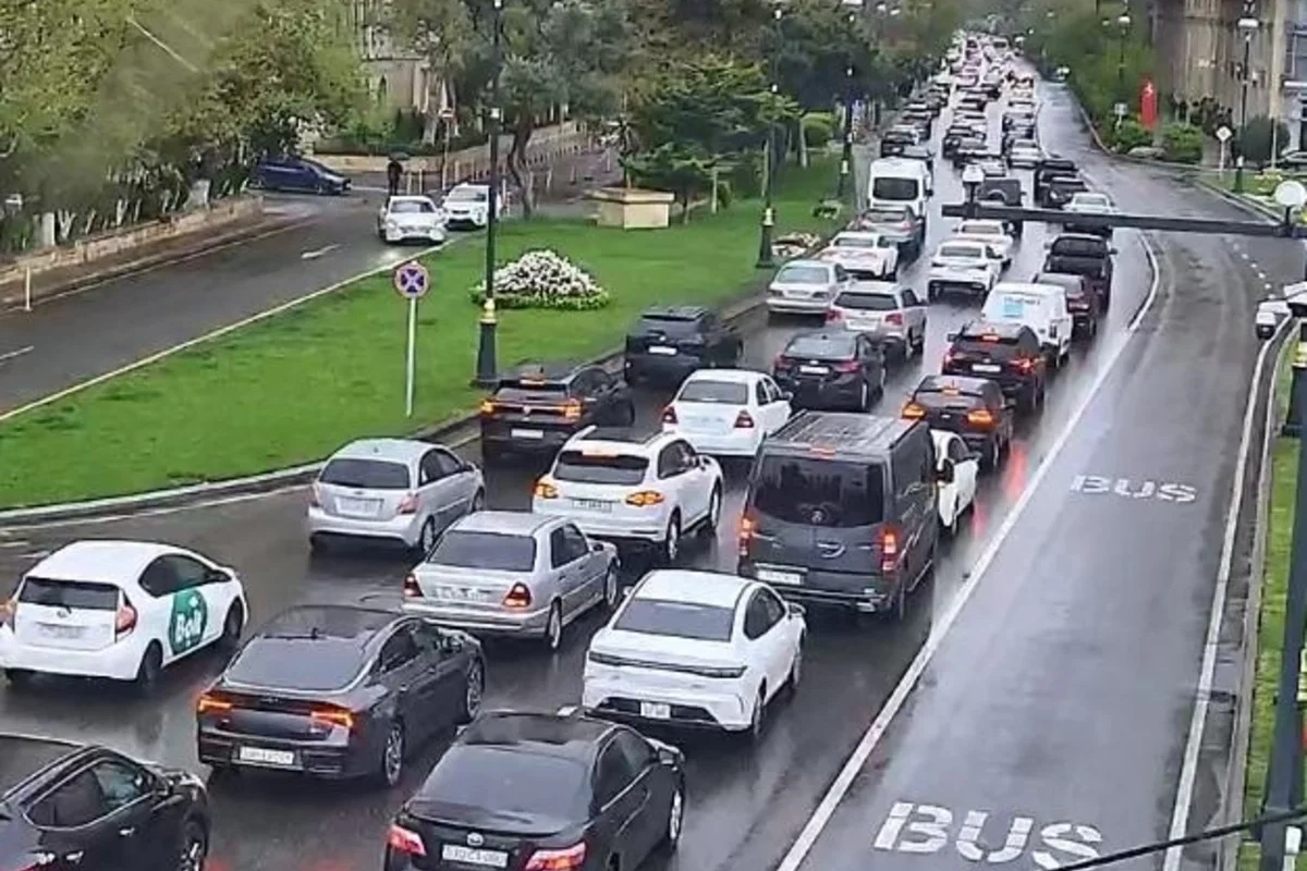 Bakıda 18 istiqamətdə tıxac müşahidə olunur